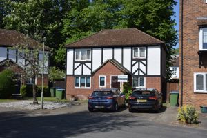 Kings Chase, East Molesey- click for photo gallery